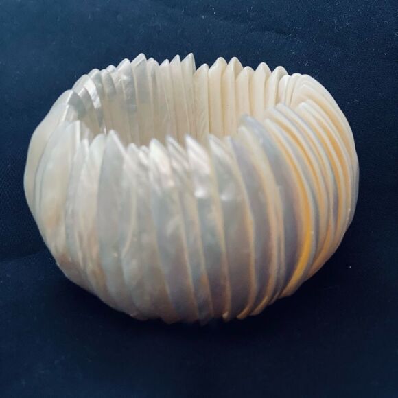 EUC Large Mother of Pearl Ivory Seashell Stretchy Bracelet - Picture 3 of 4